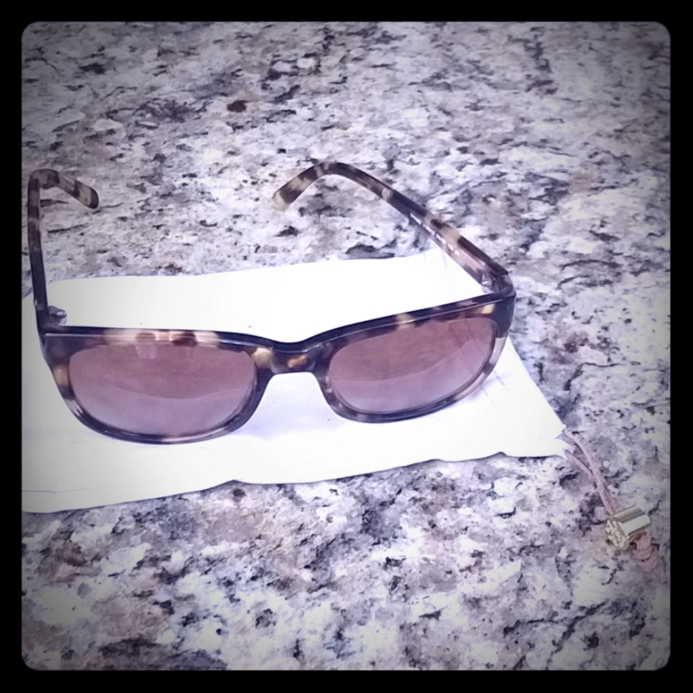 Like new Tory Burch sunglasses